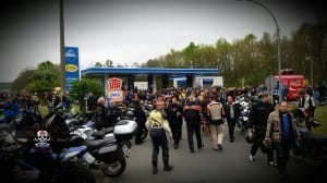 1.Mai Motorradtreffen in Nürnberg - Um ca. 9 Uhr - es ist noch n bissl was frei an der Tanke, viele parken aber schon auf dem Standstreifen