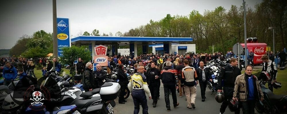 1.Mai Motorradtreffen in Nürnberg - Um ca. 9 Uhr - es ist noch n bissl was frei an der Tanke, viele parken aber schon auf dem Standstreifen