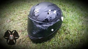 Abgeschliffener gebrochener Helm nach Sturz durch falsches Bremsen