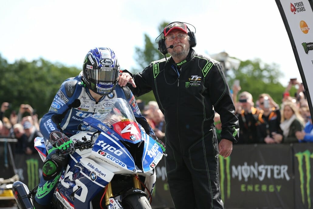 Isle of Man TT 2017 – Ian Hutchinson had accident, SeniorTT was interrupted via @motorradnachrichten