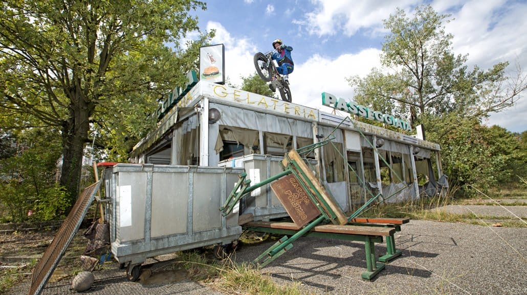 Trial in the abandoned amusement park - Dougie Lampkin is raging 3 Trial Dougie Lampkin Freizeitpark MotorcyclesNews 1