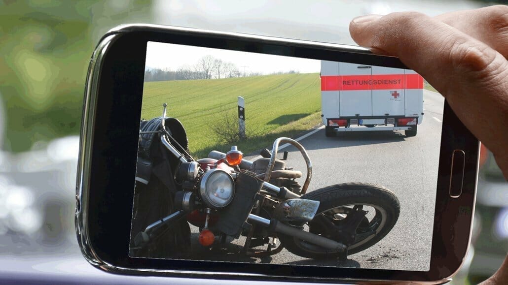 Urteil: Statt zu helfen wurde sterbender Motorradfahrer gefilmt