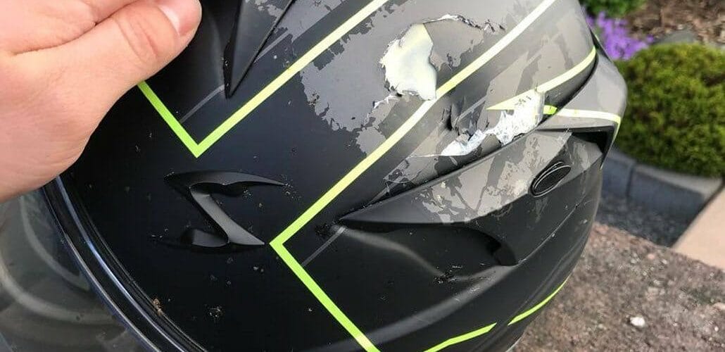Krücke auf Motorradfahrer geworfen Zerbrochener Helm Motorcycles News 2