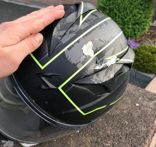 Krücke auf Motorradfahrer geworfen Zerbrochener Helm Motorcycles News 2