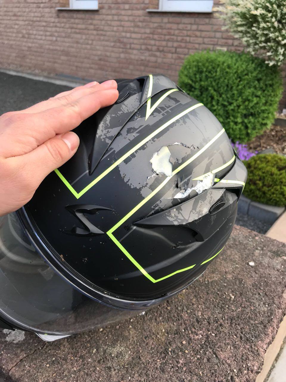 Krücke auf Motorradfahrer geworfen Zerbrochener Helm Motorcycles News