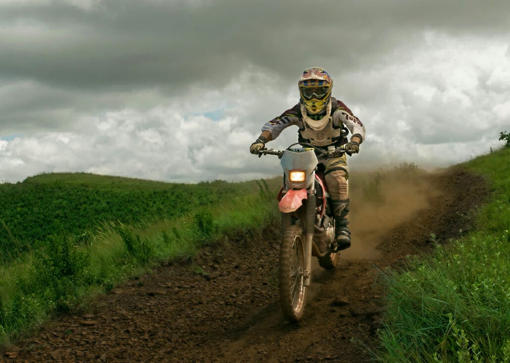 Biker „versehentlich“Schaufel gegen den Helm geschlagen – Urteil via @motorradnachrichten