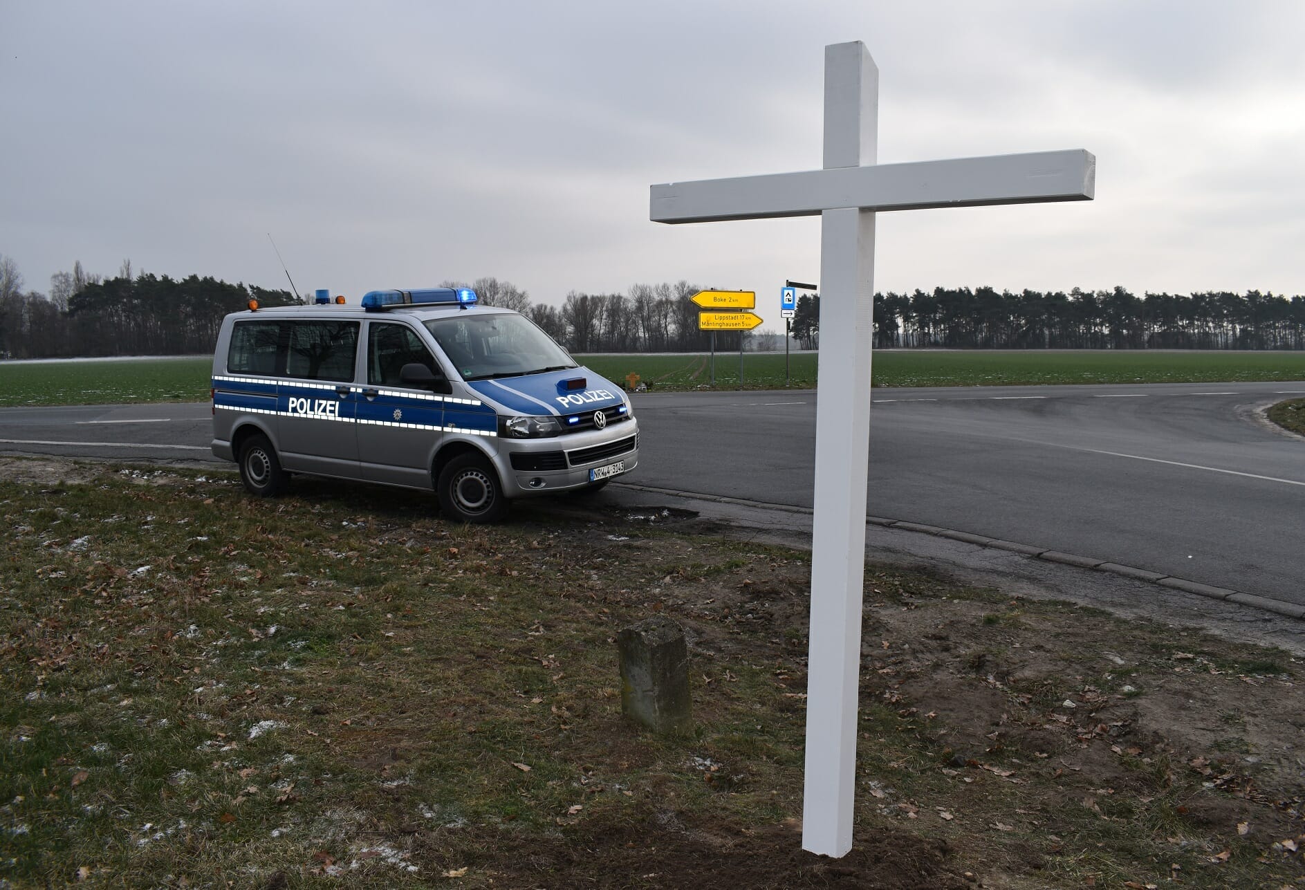 Weiße Kreuze zur Erinnerung und Mahnung im Kreis Paderborn