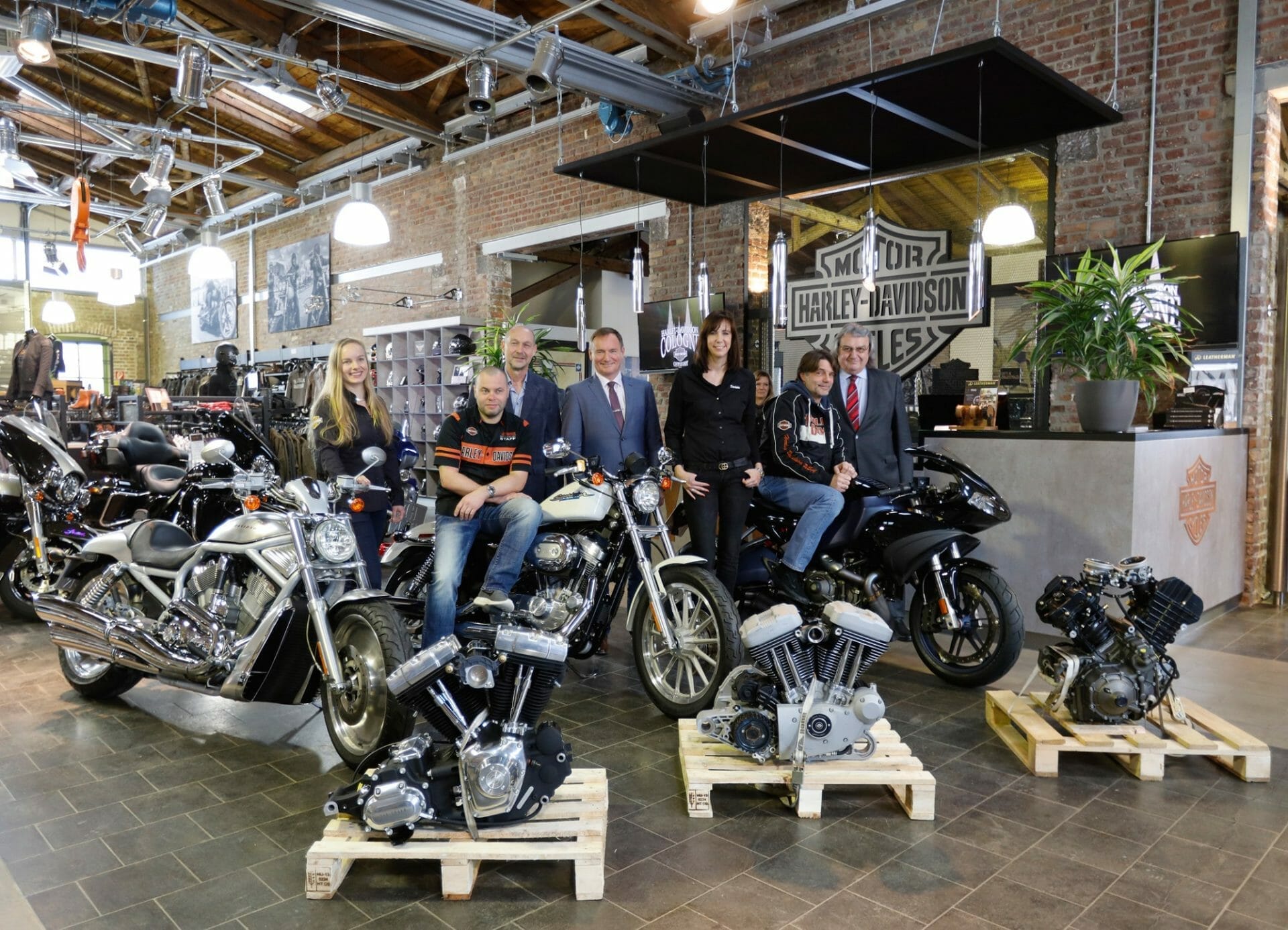 ﻿Harley-Davidson schenkt Handwerkskammer Köln 3 Motorräder und 5 Motoren