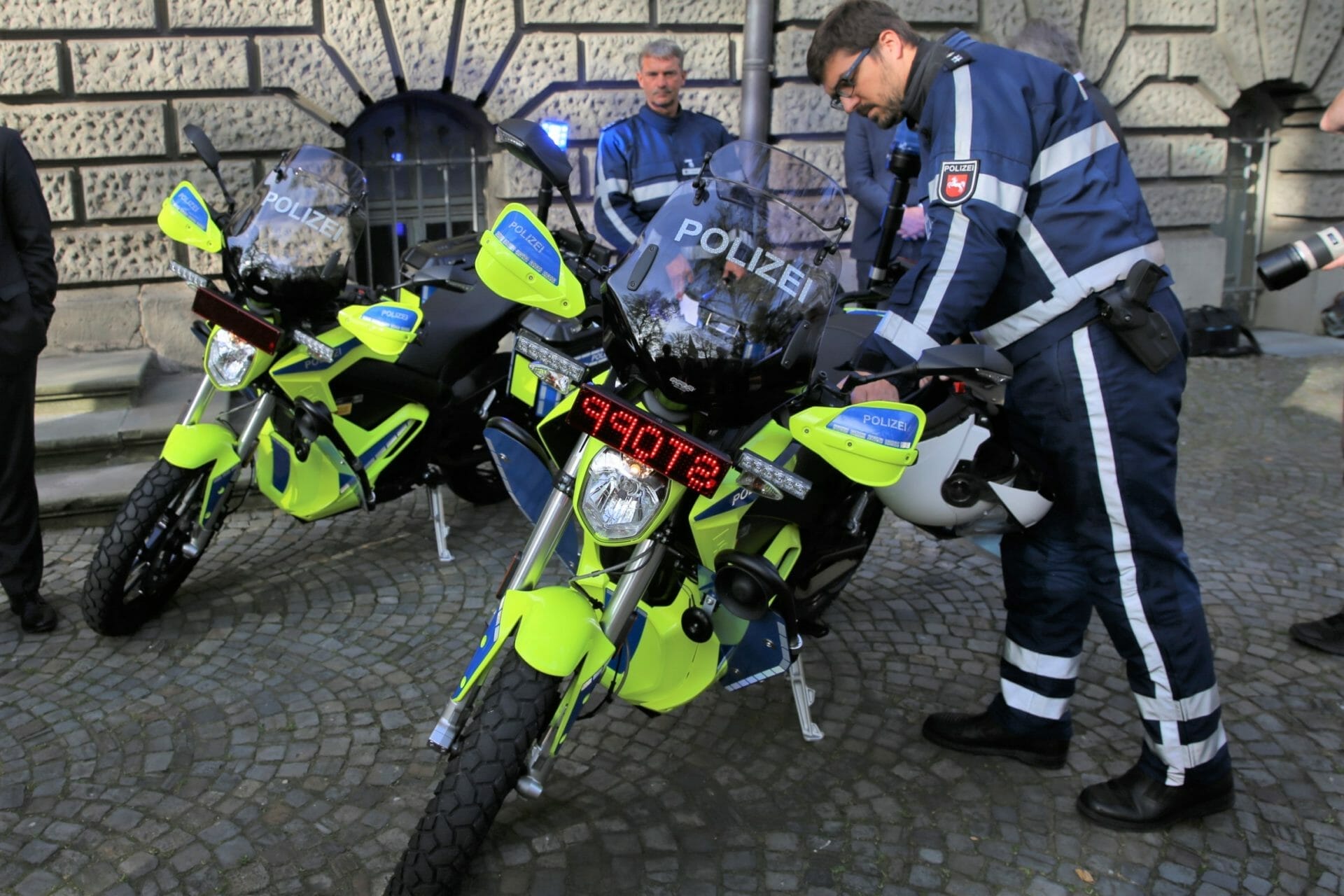 Polizei mit Elektromotorrädern im Einsatz zufrieden﻿