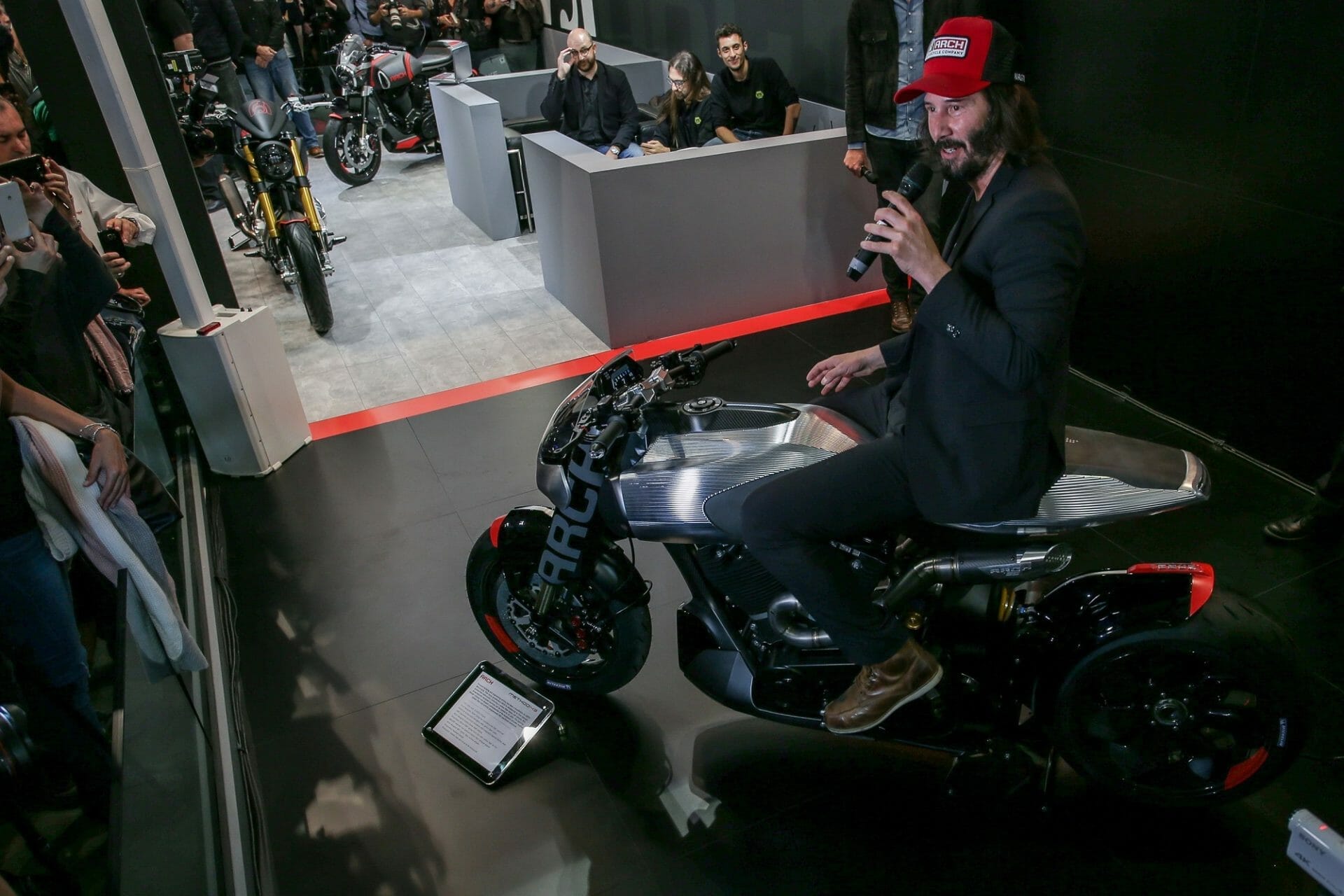 Motorrad Enthusiast Keanu Reeves zeigt Einblick hinter die Kulissen