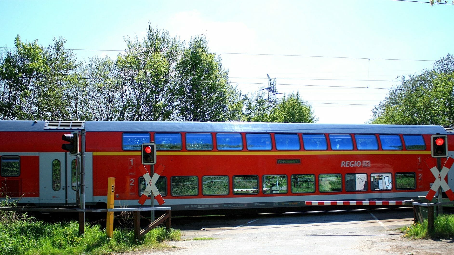 Bahnschranke umfahren – Tödlicher Unfall via @motorradnachrichten