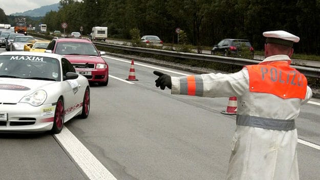Verkehrskontrolle – Polizist angefahren via @motorradnachrichten