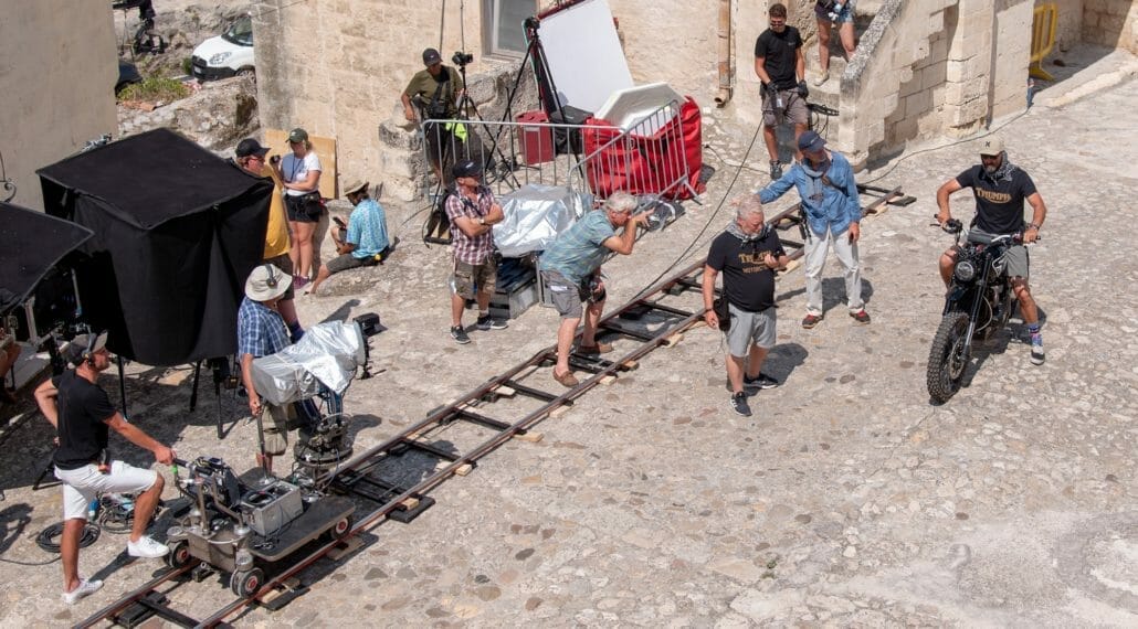 Behind the Scene – James Bond Motorradstunt (No Time to Die) 3 James Bond Triumph No Time to Die Motorcycle News App Motorrad Nachrichten App MotorcyclesNews 1