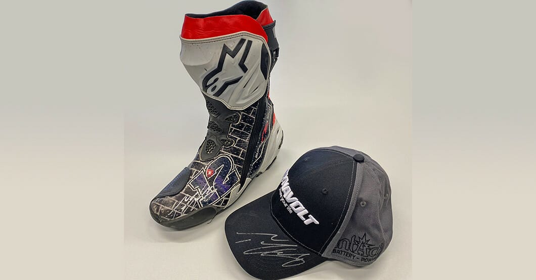 Versteigerung von Tom Lüthis Rennstiefel und Cap - auch in der MOTORRAD NACHRICHTEN APP via @motorradnachrichten