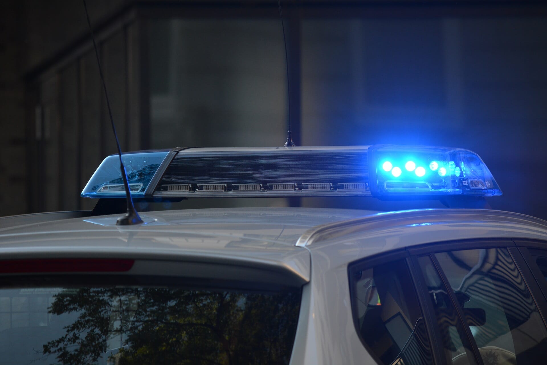 PKW-Fahrer verursacht Unfall und flüchtet von der Unfallstelle - auch in der MOTORRAD NACHRICHTEN APP via @motorradnachrichten