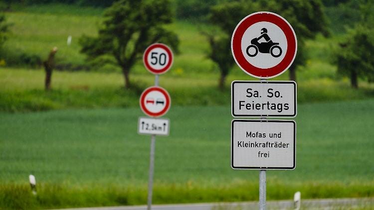 DEMO - NEIN zum Fahrverbot für Motorradfahrer am Wochenende! 1 Blue Peers
