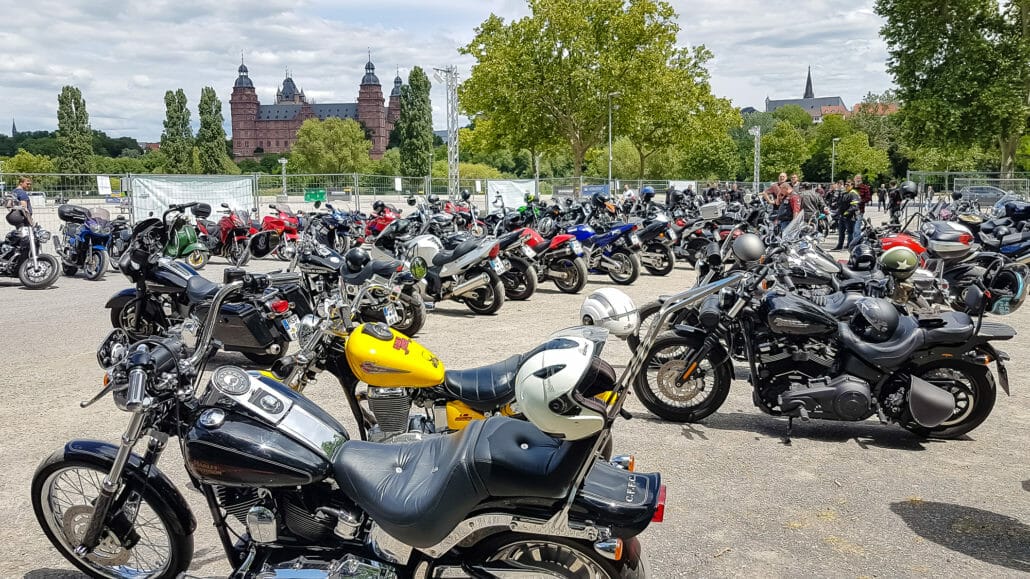 ber-1-000-biker-demonstrieren-gegen-ein-sonntagsfahrverbot