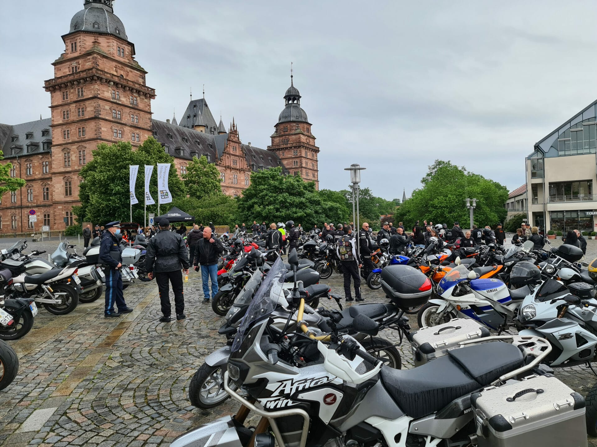 Motorraddemo in Aschaffenburg gegen „Sonntagsfahrverbote“
- auch in der MOTORRAD NACHRICHTEN APP