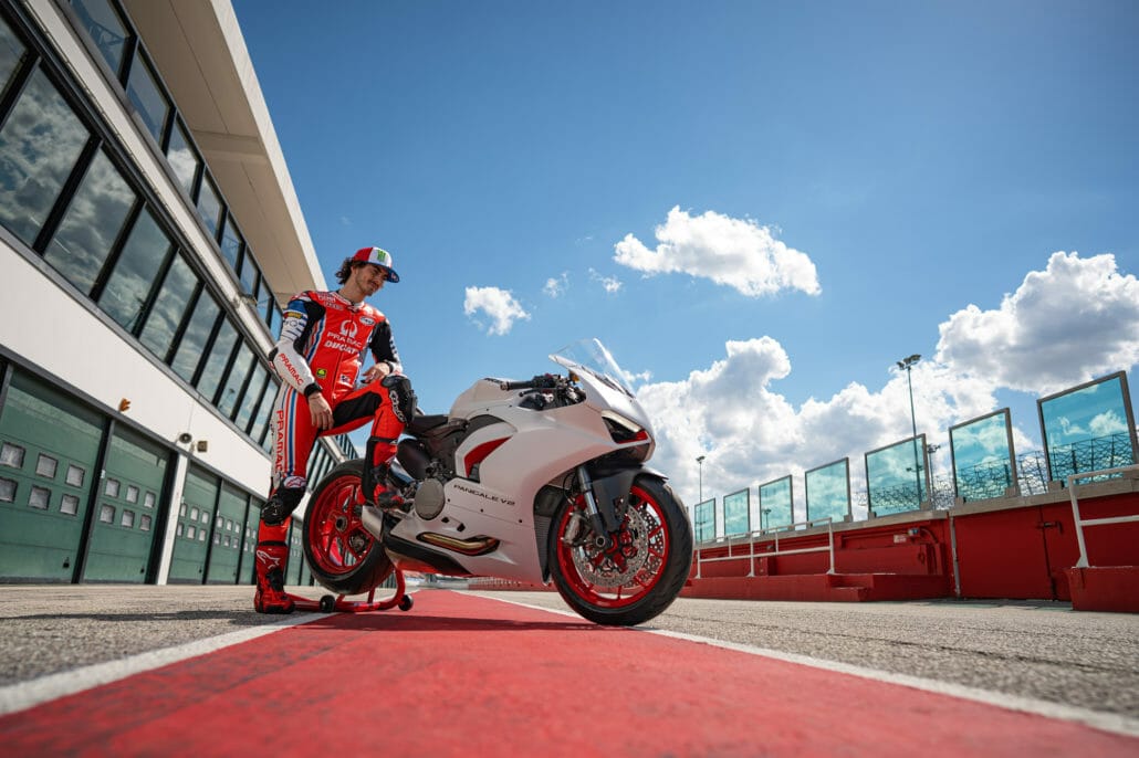 Ducati Panigale V2 White Rosso 2020 MN APP 37