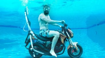 Motorrad unter Wasser