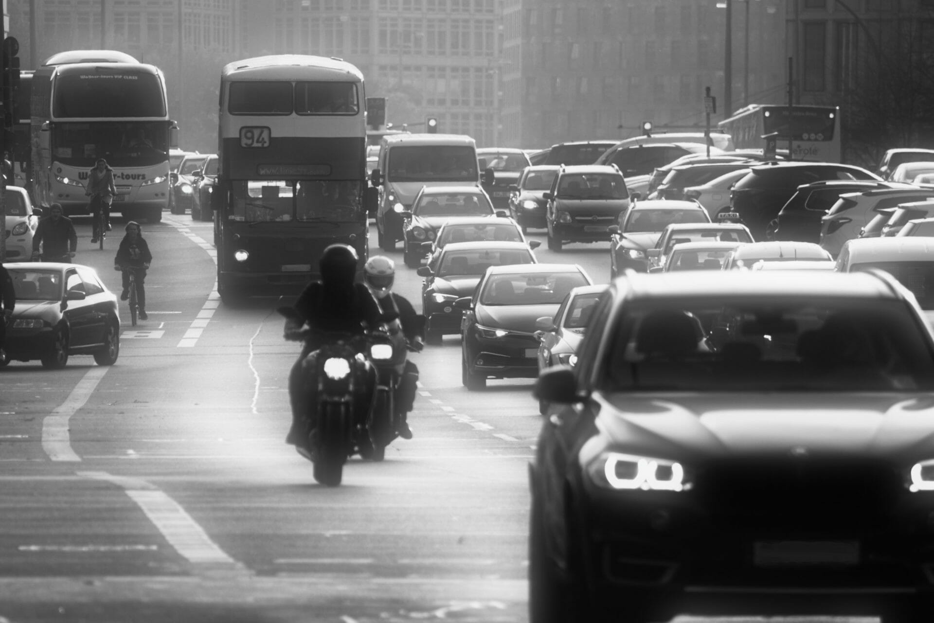 Auto- und Motorradfahrer sehen unterschiedliche Dinge im Straßenverkehr
- auch in der MOTORRAD NACHRICHTEN APP
