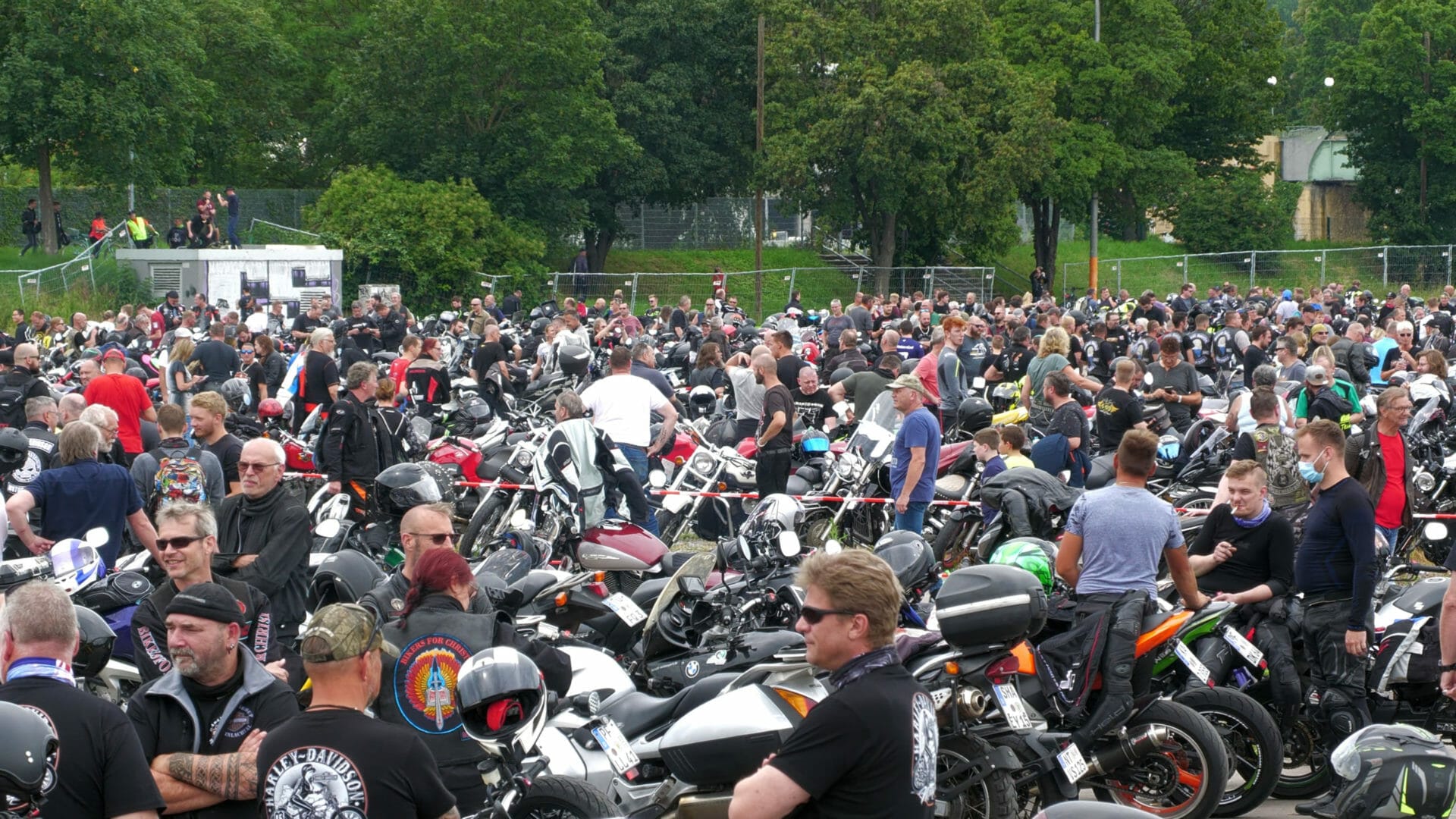 Tausende von Motorradfahrern demonstrieren bundesweit für ihr Recht
- auch in der MOTORRAD NACHRICHTEN APP