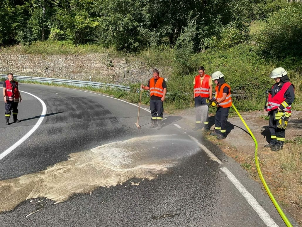 Oelanschlag auf der L218 Panoramastrasse Bilderquelle Freiwillige Feuerwehr Huertgenwald 2