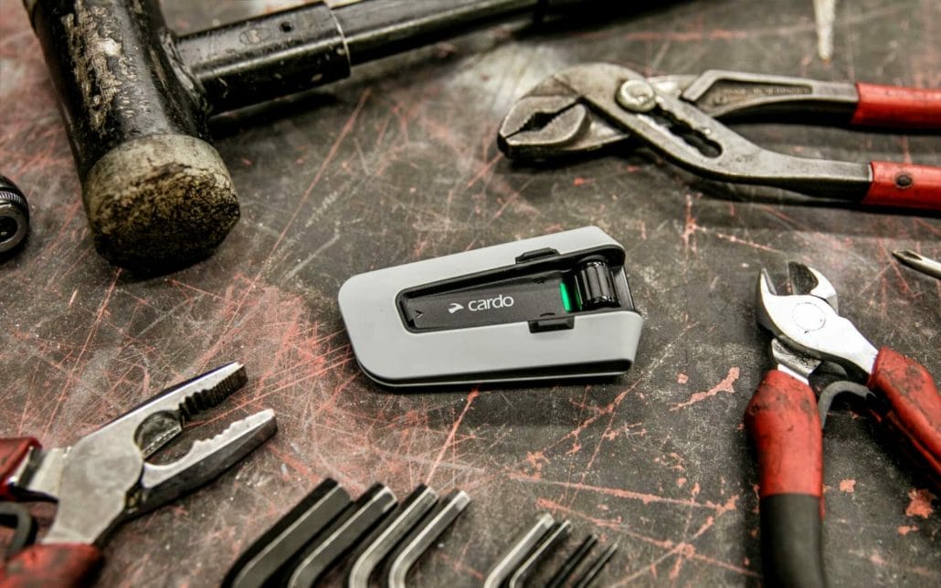 Personalisierte Kommunikationssysteme: Cardo präsentiert PACKTALK CUSTOM 33 Cardo Systems PACKTALK Custom lifestyle