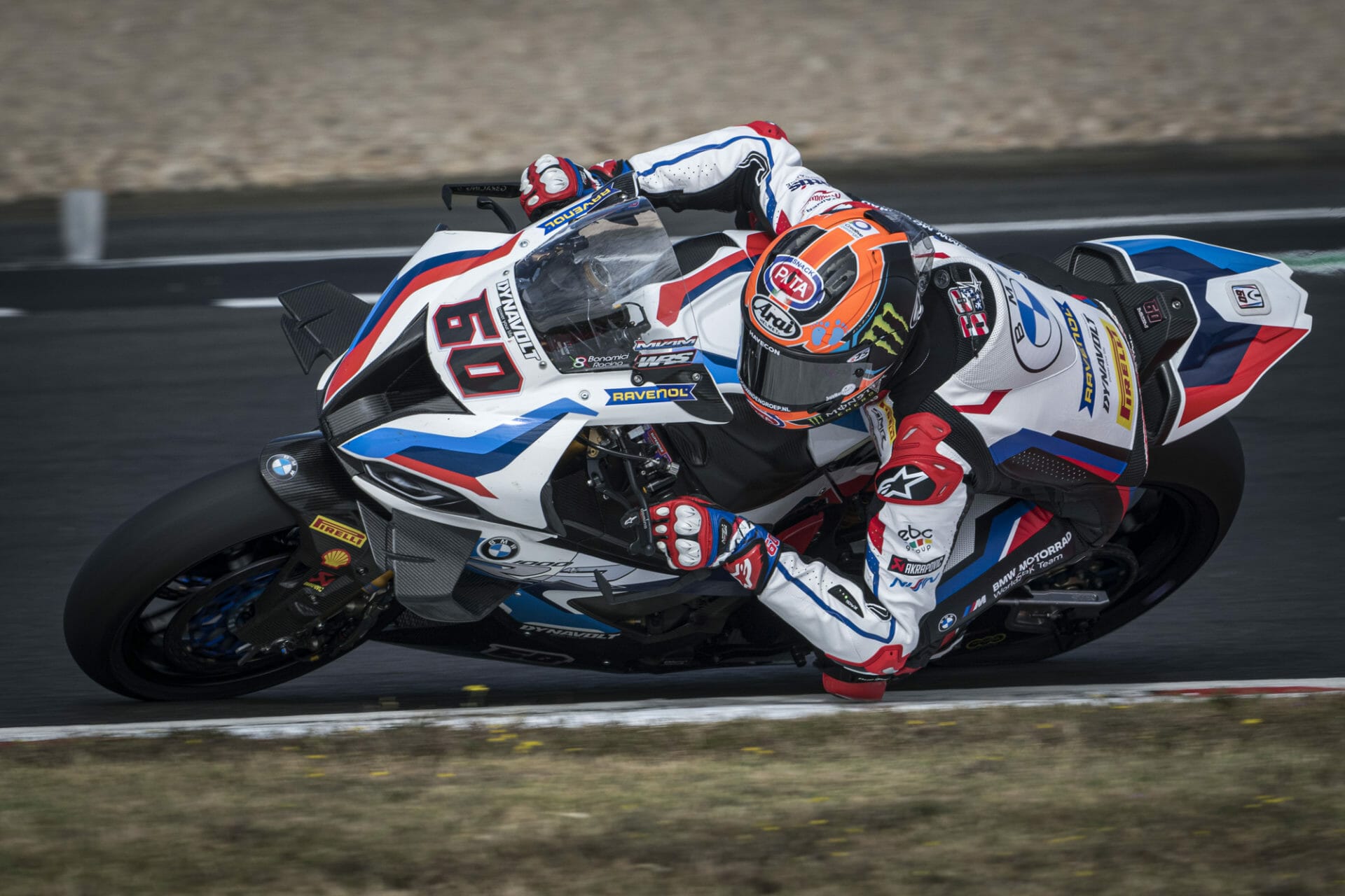 Motorcycle racing focuses on sustainability: BMW Motorrad Motorsport develops alternative fuels.