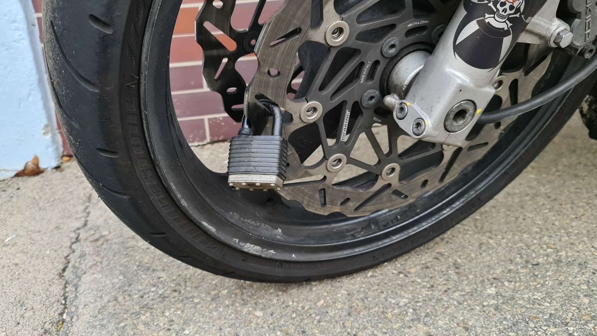 Dangerous sabotage: padlocks on motorcycle brake discs in Emden