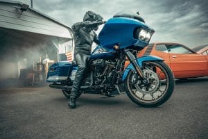 Harley-Davidson präsentiert Fast Johnnie Lackdesign: Muscle Car-Ära trifft auf Motorrad