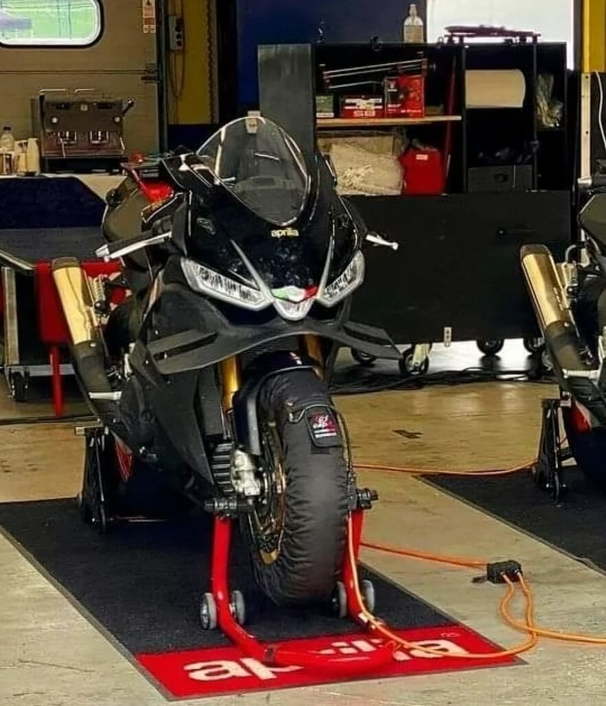 Aprilia RSV4 und Tuono V4 2024: MotoGP-Innovationen erobern die Straße! 4 Aprilia RSV4 2024 1