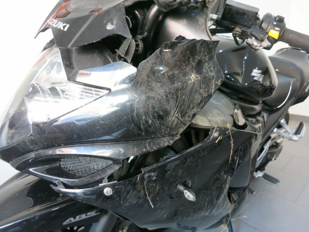 Unfallmotorrad mit starken Schäden