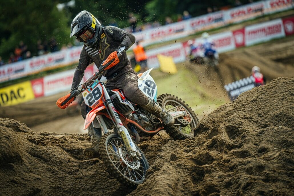 Dean Gregoire setzt sich im ADAC MX Junior Cup 85 nach einem spanenden Duell gegen Weltmeister Dani Heitink durch