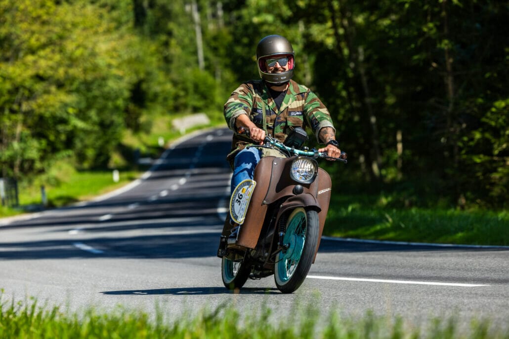 Eine Simson Schwalbe K 5 12 N von 1984 Bei der ADAC Classic meets Traunsee sind vom Roller bis zum Chopper alle Zweiraeder willkommen