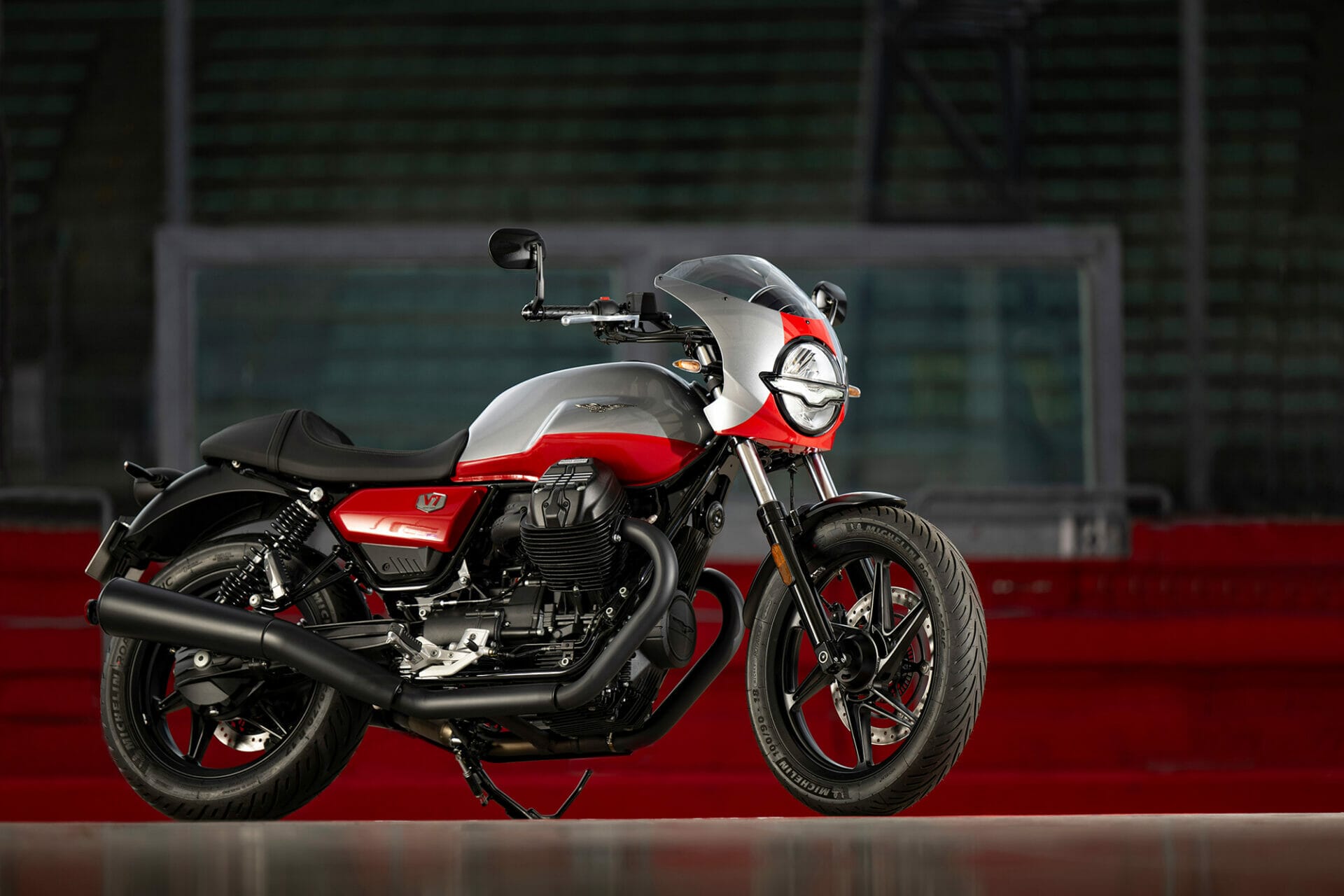 Moto Guzzi enthüllt V7 Stone Corsa: Ein Blickfang beim Open House 2023 in Italien