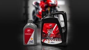 Shell Advance Ducati engine oil and Ducati Corse Performance Oil powered by Shell Advance_UC617431_High