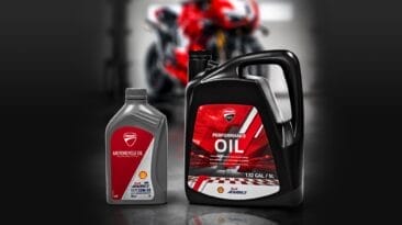 Shell Advance Ducati engine oil and Ducati Corse Performance Oil powered by Shell Advance UC617431 High